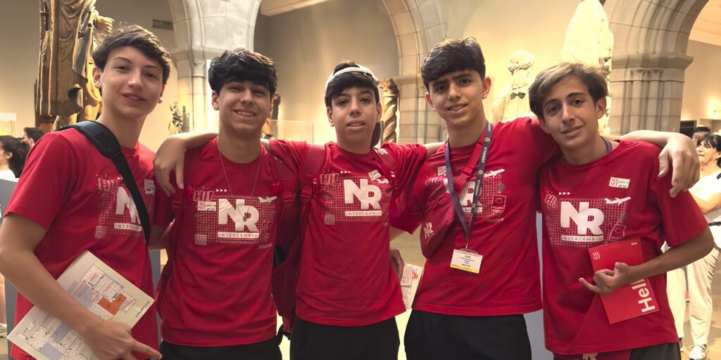 Estudantes participando de experiências multiculturais durante intercâmbio educacional